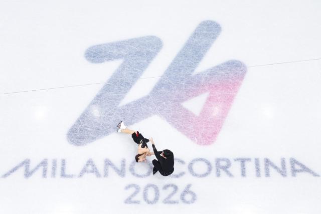 (260216) -- MILAN, Feb. 16, 2026 (Xinhua) -- Sui Wenjing and Han Cong of China perform during the figure skating pair skating short program match at the Milan-Cortina 2026 Olympic Winter Games in Milan, Italy, Feb. 15, 2026. (Xinhua/Chen Yichen)