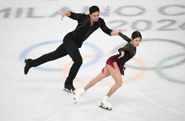 (260216) -- MILAN, Feb. 16, 2026 (Xinhua) -- Emily Chan and Spencer Akira Howe of the United States perform during the figure skating pair skating short program match at the Milan-Cortina 2026 Olympic Winter Games in Milan, Italy, Feb. 15, 2026. (Xinhua/Cheng Min)