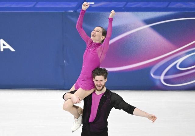(260216) -- MILAN, Feb. 16, 2026 (Xinhua) -- Loulia Chtchetinina and Michal Wozniak of Poland perform during the figure skating pair skating short program match at the Milan-Cortina 2026 Olympic Winter Games in Milan, Italy, Feb. 15, 2026. (Xinhua/Cheng Min)