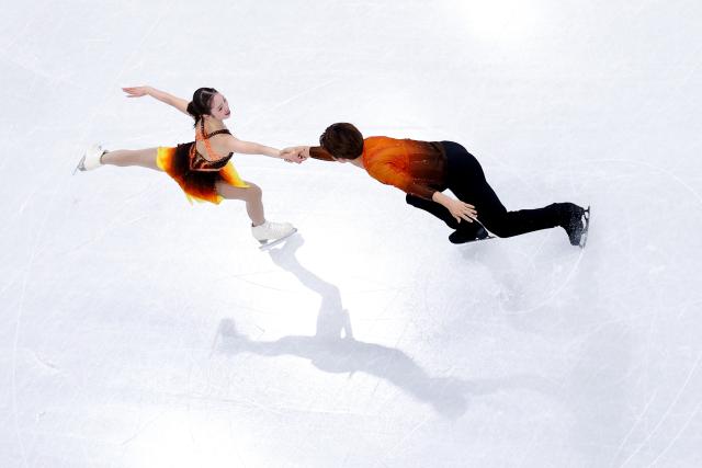 (260216) -- MILAN, Feb. 16, 2026 (Xinhua) -- Nagaoka Yuna and Moriguchi Sumitada of Japan perform during the figure skating pair skating short program match at the Milan-Cortina 2026 Olympic Winter Games in Milan, Italy, Feb. 15, 2026. (Xinhua/Chen Yichen)