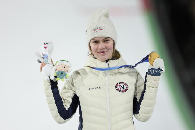 (260216) -- PREDAZZO, Feb. 16, 2026 (Xinhua) -- Gold medallist Norway's Anna Odine Stroem reacts at the awarding ceremony of ski jumping women's large hill individual event at the Milan-Cortina 2026 Olympic Winter Games in Predazzo, Italy, Feb. 15, 2026. (Xinhua/Huang Wei)