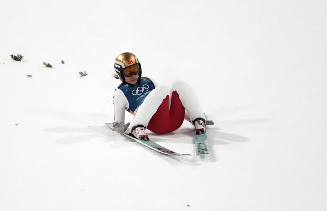 (260216) -- PREDAZZO, Feb. 16, 2026 (Xinhua) -- Zeng Ping of China falls during the final round of ski jumping women's large hill individual event at the Milan-Cortina 2026 Olympic Winter Games in Predazzo, Italy, Feb. 15, 2026. (Xinhua/Huang Wei)