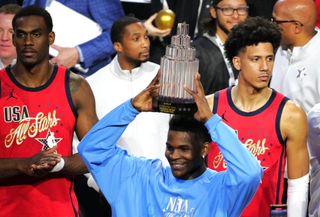 (260216) -- LOS ANGELES, Feb. 16, 2026 (Xinhua) -- Team USA Stars' Anthony Edwards (front) lifts the MVP trophy after the NBA All Star Game between Team USA Stripes and Team USA Stars in Los Angeles, the United States, Feb. 15, 2026. (Xinhua/Wu Xiaoling)