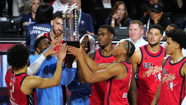 (260216) -- LOS ANGELES, Feb. 16, 2026 (Xinhua) -- Team USA Stars lift the championship trophy after the NBA All Star Game between Team USA Stripes and Team USA Stars in Los Angeles, the United States, Feb. 15, 2026. (Xinhua/Wu Xiaoling)
