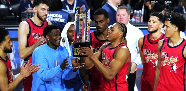 (260216) -- LOS ANGELES, Feb. 16, 2026 (Xinhua) -- Team USA Stars lift the championship trophy after the NBA All Star Game between Team USA Stripes and Team USA Stars in Los Angeles, the United States, Feb. 15, 2026. (Xinhua/Wu Xiaoling)