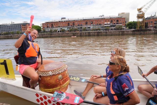 (260216) -- BUENOS AIRES, Feb. 16, 2026 (Xinhua) -- People participate in a dragon boat race to celebrate the Lunar New Year in Buenos Aires, Argentina, Feb. 15, 2026. (Xinhua/Zhang Duo)