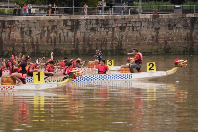 (260216) -- BUENOS AIRES, Feb. 16, 2026 (Xinhua) -- People participate in a dragon boat race to celebrate the Lunar New Year in Buenos Aires, Argentina, Feb. 15, 2026. (Xinhua/Zhang Duo)