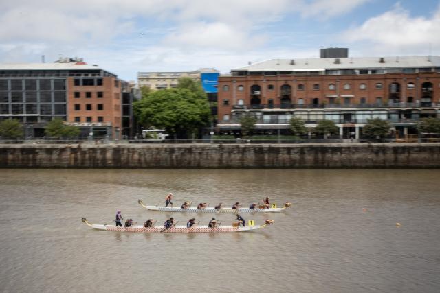 (260216) -- BUENOS AIRES, Feb. 16, 2026 (Xinhua) -- People participate in a dragon boat race to celebrate the Lunar New Year in Buenos Aires, Argentina, Feb. 15, 2026. (Photo by Martin Zabala/Xinhua)
