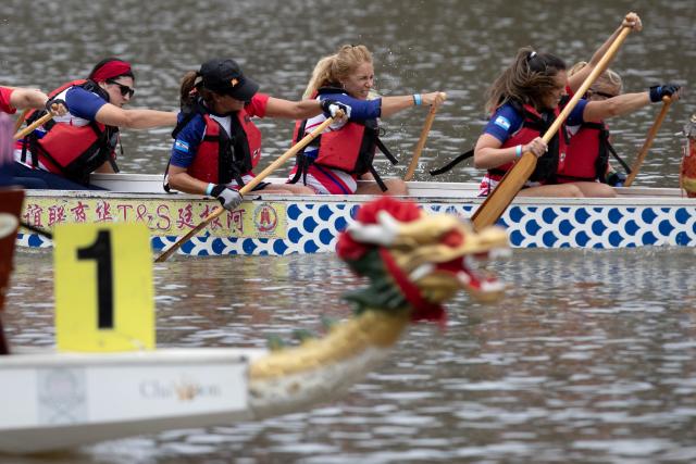 (260216) -- BUENOS AIRES, Feb. 16, 2026 (Xinhua) -- People participate in a dragon boat race to celebrate the Lunar New Year in Buenos Aires, Argentina, Feb. 15, 2026. (Photo by Martin Zabala/Xinhua)