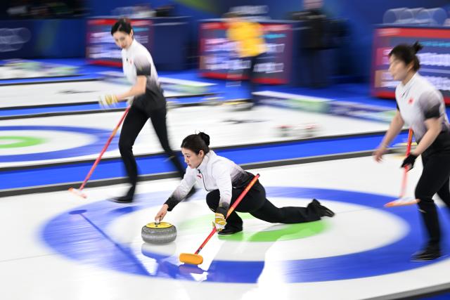 (260216) -- BEIJING, Feb. 16, 2026 (Xinhua) -- Han Yu (C) of China competes during the curling women round robin session 6 match between China and the United States at the 2026 Milan-Cortina Winter Olympics in Cortina, Italy, Feb. 15, 2026. (Xinhua/Lian Yi)