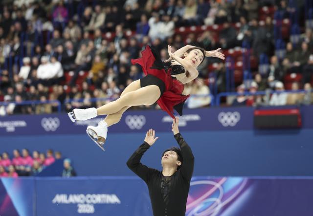 (260216) -- BEIJING, Feb. 16, 2026 (Xinhua) -- Sui Wenjing (above)/Han Cong compete during the figure skating pair skating short program match at the Milan-Cortina 2026 Olympic Winter Games in Milan, Italy, Feb. 15, 2026. (Xinhua/Li Ming)