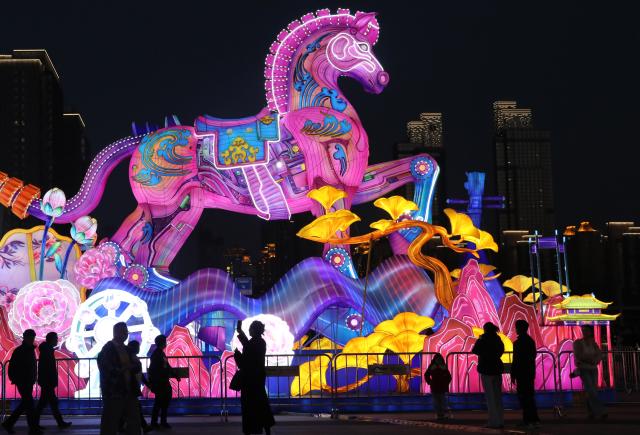(260216) -- BEIJING, Feb. 16, 2026 (Xinhua) -- People view a horse-themed light installation at the Shishan Culture Square in Suzhou City, east China's Jiangsu Province, Feb. 14, 2026. (Photo by Hang Xingwei/Xinhua)