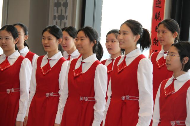 (260216) -- MUSCATINE, Feb. 16, 2026 (Xinhua) -- Students of the Art Troupe of the High School affiliated to Renmin University of China perform during an event to celebrate the Chinese New Year in Muscatine, Iowa, the United States, on Feb. 14, 2026.
  Around 60 residents in Muscatine, a town on the Mississippi River in Iowa, gathered in the ballroom of the Merrill Hotel on Saturday to celebrate the upcoming Chinese Lunar New Year -- the Year of the Horse.
  TO GO WITH "Feature: U.S. town celebrates Chinese New Year" (Xinhua/Xu Jing)