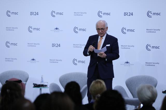 (260216) -- MUNICH, Feb. 16, 2026 (Xinhua) -- Chairman of the Munich Security Conference (MSC) Wolfgang Ischinger delivers his closing remarks in Munich, Germany, Feb. 15, 2026.
  Ischinger on Sunday underscored growing doubts within the transatlantic relationship as the three-day 62nd MSC concluded here. (Xinhua/Du Zheyu)
