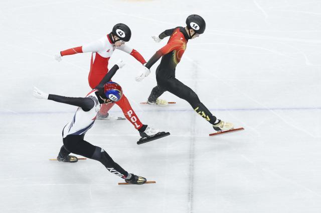 (260216) -- MILAN, Feb. 16, 2026 (Xinhua) -- Liu Shaoang (R) of China competes during the short track speed skating men's 500m heat 4 at the Milan-Cortina 2026 Olympic Winter Games in Milan, Italy, Feb. 16, 2026. (Xinhua/Li Ming)