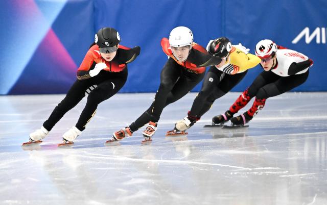 (260216) -- MILAN, Feb. 16, 2026 (Xinhua) -- Gong Li (1st L) and Zhang Chutong (2nd L) of China compete during the short track speed skating women's 1000m quarterfinal at the Milan-Cortina 2026 Olympic Winter Games in Milan, Italy, Feb. 16, 2026. (Xinhua/Cheng Min)
