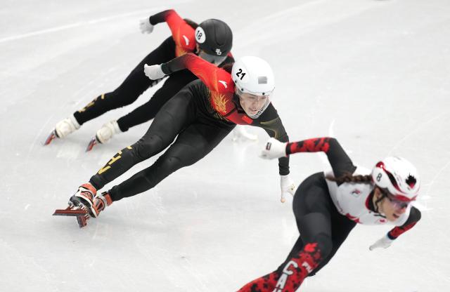 (260216) -- MILAN, Feb. 16, 2026 (Xinhua) -- Gong Li (L) and Zhang Chutong (C) of China compete during the short track speed skating women's 1000m quarterfinal at the Milan-Cortina 2026 Olympic Winter Games in Milan, Italy, Feb. 16, 2026. (Xinhua/Xue Yuge)