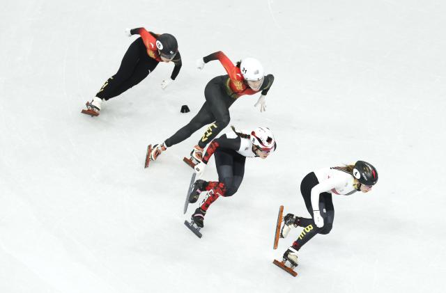 (260216) -- MILAN, Feb. 16, 2026 (Xinhua) -- Gong Li (1st L) and Zhang Chutong (2nd L) of China compete during the short track speed skating women's 1000m quarterfinal at the Milan-Cortina 2026 Olympic Winter Games in Milan, Italy, Feb. 16, 2026. (Xinhua/Li Ming)