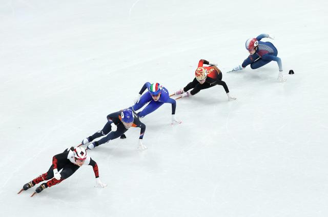 (260216) -- MILAN, Feb. 16, 2026 (Xinhua) -- Yang Jingru (2nd R) of China competes during the short track speed skating women's 1000m quarterfinal at the Milan-Cortina 2026 Olympic Winter Games in Milan, Italy, Feb. 16, 2026. (Xinhua/Li Ming)