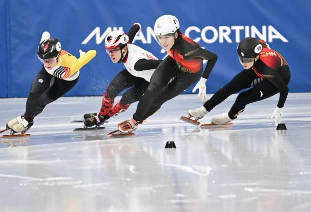 (260216) -- MILAN, Feb. 16, 2026 (Xinhua) -- Gong Li (1st R) and Zhang Chutong (2nd R) of China compete during the short track speed skating women's 1000m quarterfinal at the Milan-Cortina 2026 Olympic Winter Games in Milan, Italy, Feb. 16, 2026. (Xinhua/Cheng Min)