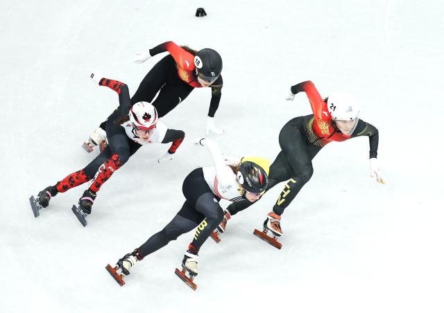 (260216) -- MILAN, Feb. 16, 2026 (Xinhua) -- Gong Li (2nd L) and Zhang Chutong (1st R) of China compete during the short track speed skating women's 1000m quarterfinal at the Milan-Cortina 2026 Olympic Winter Games in Milan, Italy, Feb. 16, 2026. (Xinhua/Li Ming)