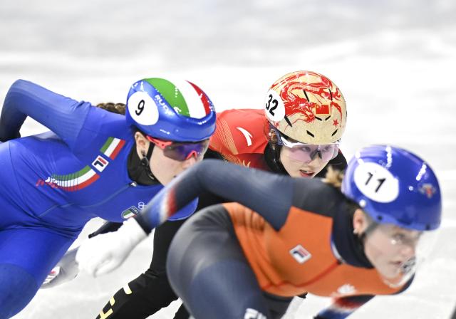 (260216) -- MILAN, Feb. 16, 2026 (Xinhua) -- Yang Jingru (C) of China competes during the short track speed skating women's 1000m quarterfinal at the Milan-Cortina 2026 Olympic Winter Games in Milan, Italy, Feb. 16, 2026. (Xinhua/Cheng Min)
