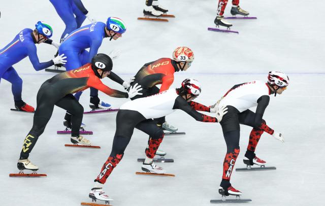 (260216) -- MILAN, Feb. 16, 2026 (Xinhua) -- Liu Shaoang (L, central row) and Li Wenlong (R, central row) of China compete during the short track speed skating men's 5000m relay semifinal at the Milan-Cortina 2026 Olympic Winter Games in Milan, Italy, Feb. 16, 2026. (Xinhua/Li Ming)