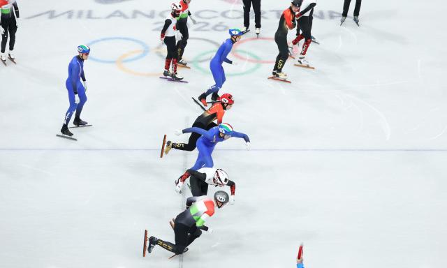 (260216) -- MILAN, Feb. 16, 2026 (Xinhua) -- Lin Xiaojun (4th from bottom) of China competes during the short track speed skating men's 5000m relay semifinal at the Milan-Cortina 2026 Olympic Winter Games in Milan, Italy, Feb. 16, 2026. (Xinhua/Li Ming)