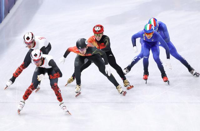 (260216) -- MILAN, Feb. 16, 2026 (Xinhua) -- Liu Shaoang (C, front) and Lin Xiaojun (C, rear) of China compete during the short track speed skating men's 5000m relay semifinal at the Milan-Cortina 2026 Olympic Winter Games in Milan, Italy, Feb. 16, 2026. (Xinhua/Chen Yichen)