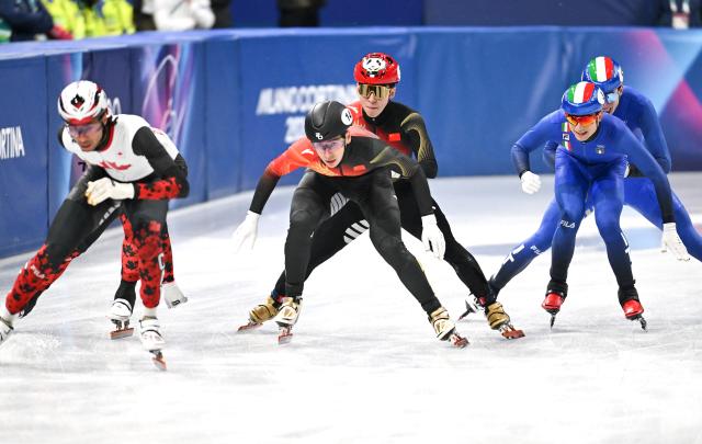 (260216) -- MILAN, Feb. 16, 2026 (Xinhua) -- Liu Shaoang (C, front) and Lin Xiaojun (C, rear) of China compete during the short track speed skating men's 5000m relay semifinal at the Milan-Cortina 2026 Olympic Winter Games in Milan, Italy, Feb. 16, 2026. (Xinhua/Cheng Min)