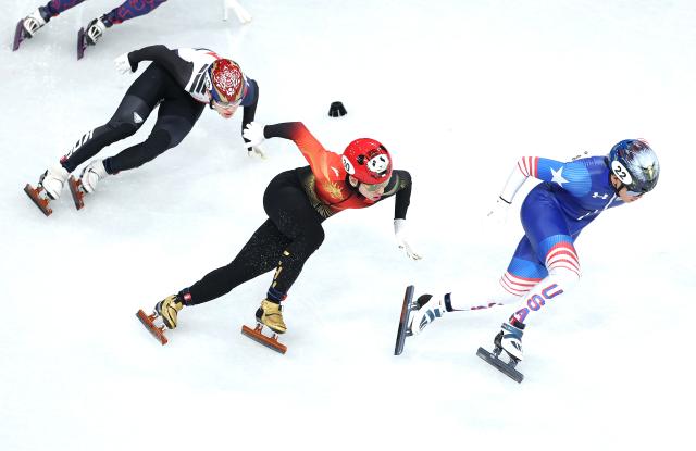 (260216) -- MILAN, Feb. 16, 2026 (Xinhua) -- Lin Xiaojun (C) of China competes during the short track speed skating men's 500m heat 8 at the Milan-Cortina 2026 Olympic Winter Games in Milan, Italy, Feb. 16, 2026. (Xinhua/Li Ming)