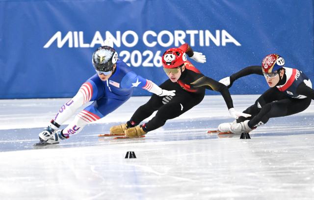 (260216) -- MILAN, Feb. 16, 2026 (Xinhua) -- Lin Xiaojun (C) of China competes during the short track speed skating men's 500m heat 8 at the Milan-Cortina 2026 Olympic Winter Games in Milan, Italy, Feb. 16, 2026. (Xinhua/Cheng Min)
