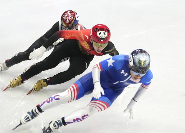 (260216) -- MILAN, Feb. 16, 2026 (Xinhua) -- Lin Xiaojun (C) of China competes during the short track speed skating men's 500m heat 8 at the Milan-Cortina 2026 Olympic Winter Games in Milan, Italy, Feb. 16, 2026. (Xinhua/Xue Yuge)