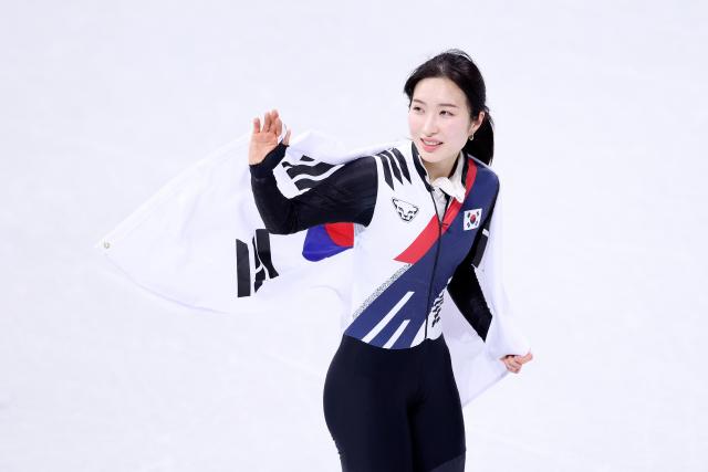 (260216) -- MILAN, Feb. 16, 2026 (Xinhua) -- Kim Gilli of South Korea waves after the short track speed skating women's 1000m final A at the Milan-Cortina 2026 Olympic Winter Games in Milan, Italy, Feb. 16, 2026. (Xinhua/Chen Yichen)