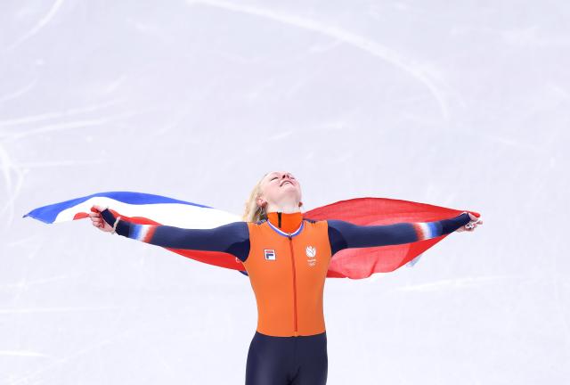 (260216) -- MILAN, Feb. 16, 2026 (Xinhua) -- Xandra Velzeboer of the Netherlands celebrates after the short track speed skating women's 1000m final A at the Milan-Cortina 2026 Olympic Winter Games in Milan, Italy, Feb. 16, 2026. (Xinhua/Chen Yichen)