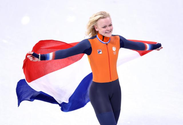 (260216) -- MILAN, Feb. 16, 2026 (Xinhua) -- Xandra Velzeboer of the Netherlands celebrates after the short track speed skating women's 1000m final A at the Milan-Cortina 2026 Olympic Winter Games in Milan, Italy, Feb. 16, 2026. (Xinhua/Chen Yichen)