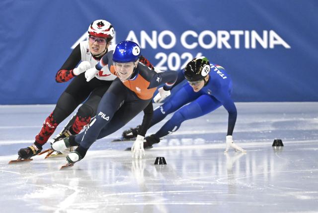 (260216) -- MILAN, Feb. 16, 2026 (Xinhua) -- Xandra Velzeboer (front) of the Netherlands competes during the short track speed skating women's 1000m final A at the Milan-Cortina 2026 Olympic Winter Games in Milan, Italy, Feb. 16, 2026. (Xinhua/Cheng Min)