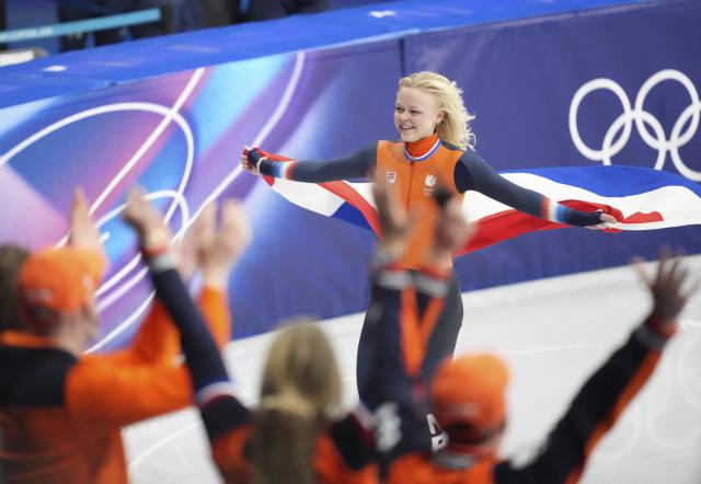 (260216) -- MILAN, Feb. 16, 2026 (Xinhua) -- Xandra Velzeboer of the Netherlands celebrates after the short track speed skating women's 1000m final A at the Milan-Cortina 2026 Olympic Winter Games in Milan, Italy, Feb. 16, 2026. (Xinhua/Xue Yuge)