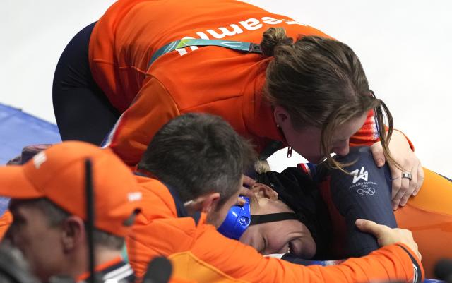 (260216) -- MILAN, Feb. 16, 2026 (Xinhua) -- Xandra Velzeboer (R) of the Netherlands celebrates after the short track speed skating women's 1000m final A at the Milan-Cortina 2026 Olympic Winter Games in Milan, Italy, Feb. 16, 2026. (Xinhua/Xue Yuge)