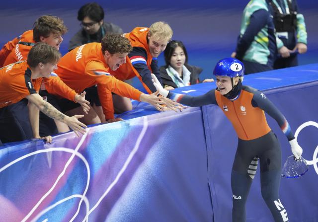 (260216) -- MILAN, Feb. 16, 2026 (Xinhua) -- Xandra Velzeboer (1st R) of the Netherlands celebrates after the short track speed skating women's 1000m final A at the Milan-Cortina 2026 Olympic Winter Games in Milan, Italy, Feb. 16, 2026. (Xinhua/Xue Yuge)