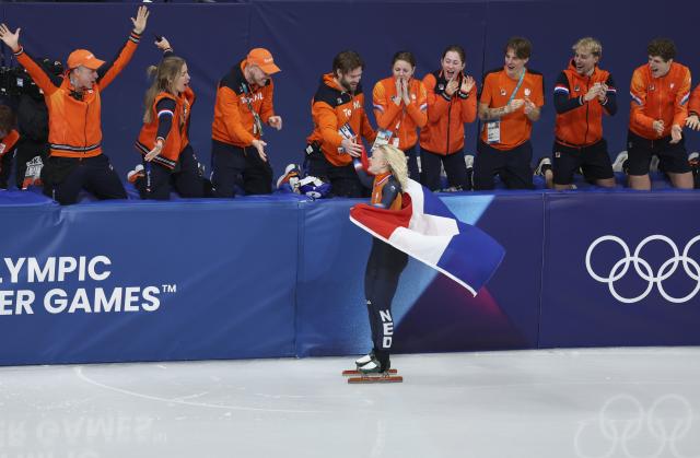 (260216) -- MILAN, Feb. 16, 2026 (Xinhua) -- Xandra Velzeboer (front) of the Netherlands celebrates after the short track speed skating women's 1000m final A at the Milan-Cortina 2026 Olympic Winter Games in Milan, Italy, Feb. 16, 2026. (Xinhua/Li Ming)