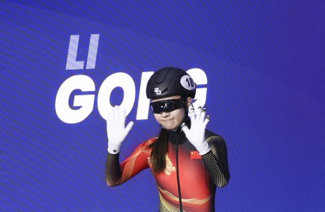 (260216) -- MILAN, Feb. 16, 2026 (Xinhua) -- Gong Li of China waves before the short track speed skating women's 1000m final A at the Milan-Cortina 2026 Olympic Winter Games in Milan, Italy, Feb. 16, 2026. (Xinhua/Chen Yichen)