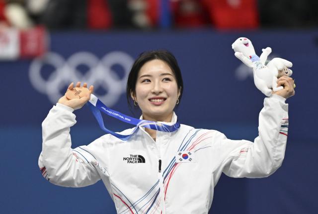 (260216) -- MILAN, Feb. 16, 2026 (Xinhua) -- Bronze medalist Kim Gilli of South Korea poses for photos during the awarding ceremony of the short track speed skating women's 1000m at the Milan-Cortina 2026 Olympic Winter Games in Milan, Italy, Feb. 16, 2026. (Xinhua/Cheng Min)