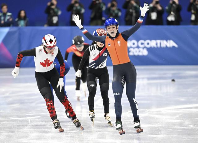 (260216) -- MILAN, Feb. 16, 2026 (Xinhua) -- Xandra Velzeboer (front) of the Netherlands celebrates after the short track speed skating women's 1000m final A at the Milan-Cortina 2026 Olympic Winter Games in Milan, Italy, Feb. 16, 2026. (Xinhua/Cheng Min)