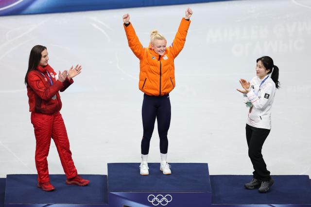 (260216) -- MILAN, Feb. 16, 2026 (Xinhua) -- Gold medalist Xandra Velzeboer (C) of the Netherlands, silver medalist Courtney Sarault (L) of Canada and bronze medalist Kim Gilli of South Korea celebrate during the awarding ceremony of the short track speed skating women's 1000m at the Milan-Cortina 2026 Olympic Winter Games in Milan, Italy, Feb. 16, 2026. (Xinhua/Li Ming)