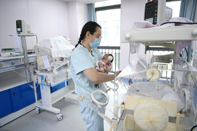 (260216) -- SHIJIAZHUANG, Feb. 16, 2026 (Xinhua) -- A doctor takes care of a newborn at the neonatology department of Baoding No. 4 Central Hospital in Baoding City, north China's Hebei Province, Feb. 16, 2026.
  Five medical workers stay on duty here on Monday, Chinese New Year's Eve, to provide essential cares for newborns in the first days after their birth. (Xinhua/Zhu Xudong)