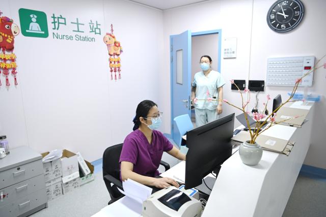 (260216) -- SHIJIAZHUANG, Feb. 16, 2026 (Xinhua) -- Medics work at the neonatology department of Baoding No. 4 Central Hospital in Baoding City, north China's Hebei Province, Feb. 16, 2026.
  Five medical workers stay on duty here on Monday, Chinese New Year's Eve, to provide essential cares for newborns in the first days after their birth. (Xinhua/Zhu Xudong)