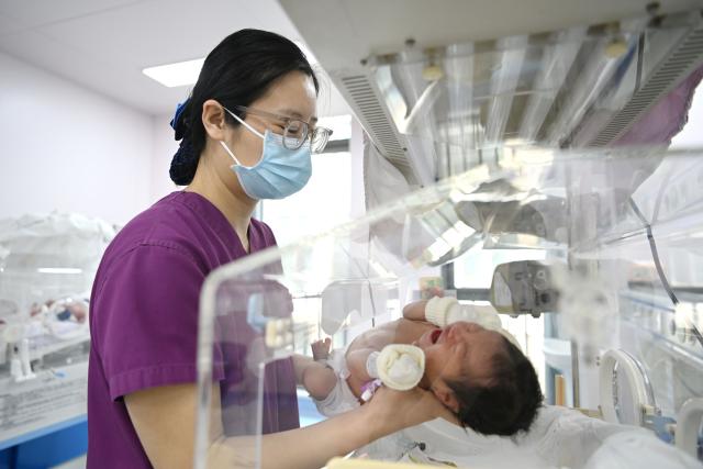 (260216) -- SHIJIAZHUANG, Feb. 16, 2026 (Xinhua) -- A nurse takes care of a newborn at the neonatology department of Baoding No. 4 Central Hospital in Baoding City, north China's Hebei Province, Feb. 16, 2026.
  Five medical workers stay on duty here on Monday, Chinese New Year's Eve, to provide essential cares for newborns in the first days after their birth. (Xinhua/Zhu Xudong)