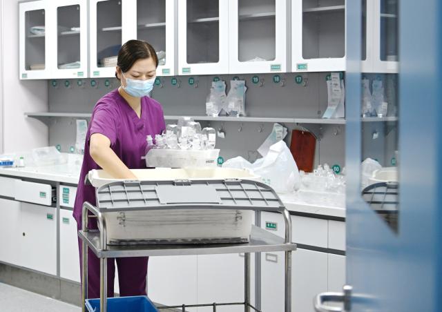 (260216) -- SHIJIAZHUANG, Feb. 16, 2026 (Xinhua) -- A nurse works at the neonatology department of Baoding No. 4 Central Hospital in Baoding City, north China's Hebei Province, Feb. 16, 2026.
  Five medical workers stay on duty here on Monday, Chinese New Year's Eve, to provide essential cares for newborns in the first days after their birth. (Xinhua/Zhu Xudong)