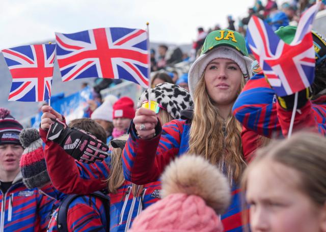 (260216) -- BORMIO, Feb. 16, 2026 (Xinhua) -- Spectators watch the alpine skiing men's slalom event at the Milan-Cortina 2026 Olympic Winter Games in Bormio, Italy, Feb. 16, 2026. (Xinhua/Hu Huhu)